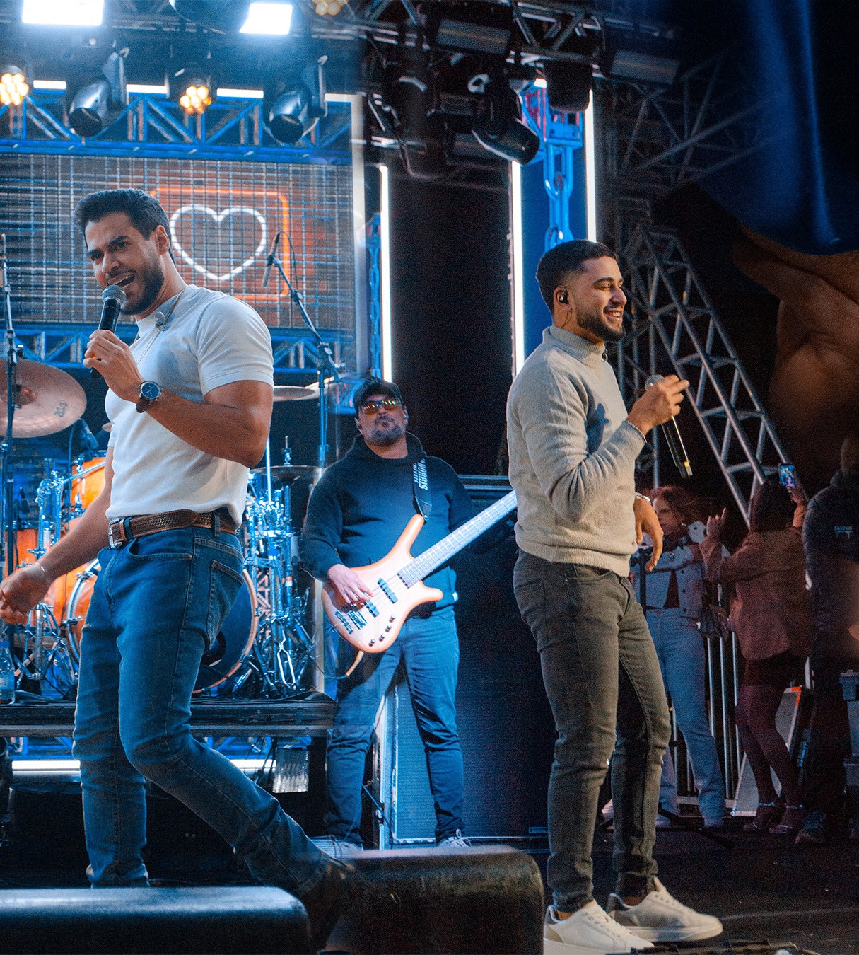 Dupla sertaneja se apresentando com banda