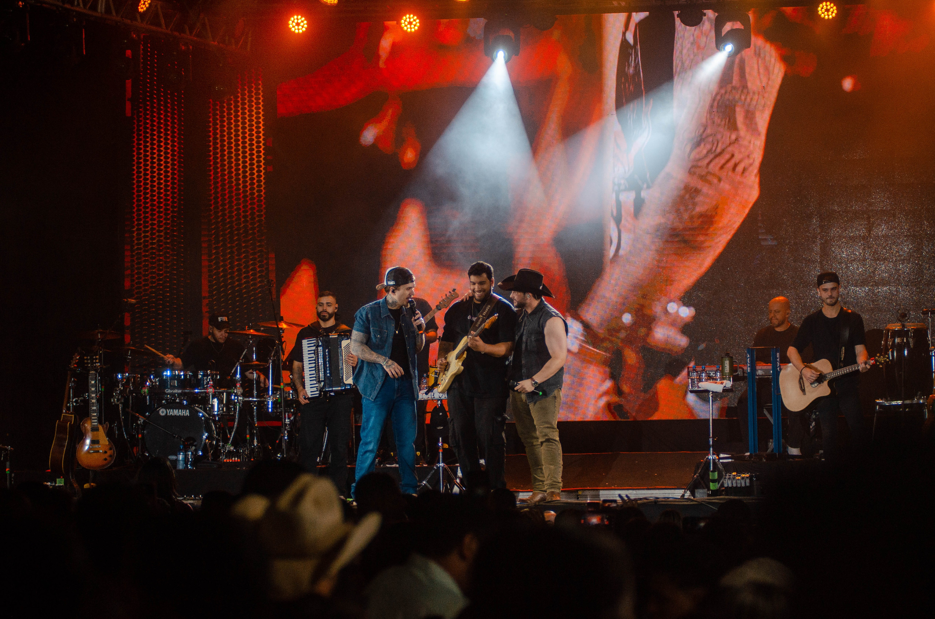 Show sertanejo com banda completa no palco